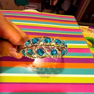 Bracelet with torquoise and clear stone